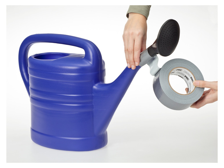 Een blauwe gieter met een sproeikop wordt gerepareerd met grijze ducttape.