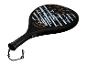 Zwart padelracket met blauw en oranje geometrisch patroon, met zwarte grip.