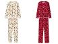 Twee sets kerstpyjama's, één crème met peperkoekmannetjes en bomen, één rood met sneeuwvlokken en strikken.