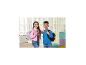 Twee kinderen met rugzakken en bedels, klaar voor school.