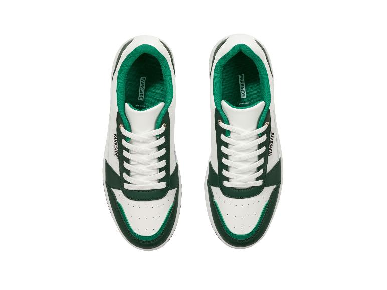 Paar witte Parkside sneakers met groene details, bovenaanzicht