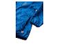 Blauwe jas met speelgoedsteenprint en een rood label.