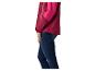 Vrouw draagt een tweekleurige roze en bordeauxrode jas met donkerblauwe jeans.
