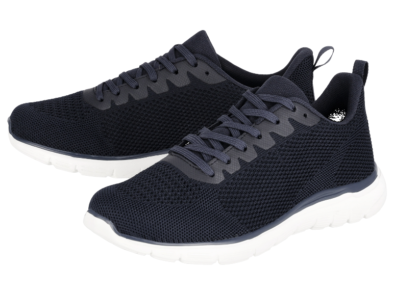 Een paar donkerblauwe gebreide sneakers met een witte zool.