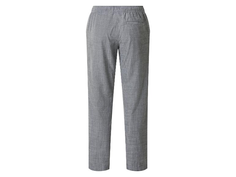 Grijze casual herenbroek met elastische taille en achterzak, achteraanzicht.