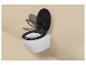 Wandgemonteerd wit toilet met zwarte soft-close zitting in open positie