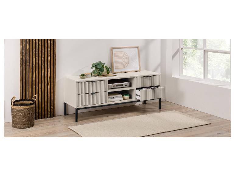 Een wit tv-meubel met laden en planken, op een vloerkleed.