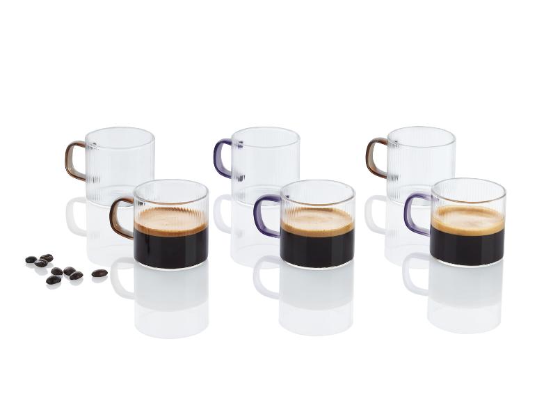 Espresso in glazen bekers met paarse handvatten.