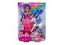 Pop met blauw haar en roze jurk, eenhoorn en accessoires in verpakking.