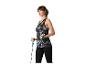Vrouw in tanktop en zwarte legging traint met een weerstandsband.