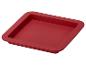 Een rode vierkante siliconen bakvorm.