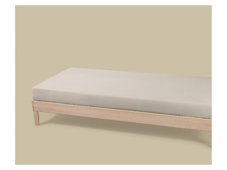 Licht houten eenpersoonsbed met matras en beige hoeslaken.