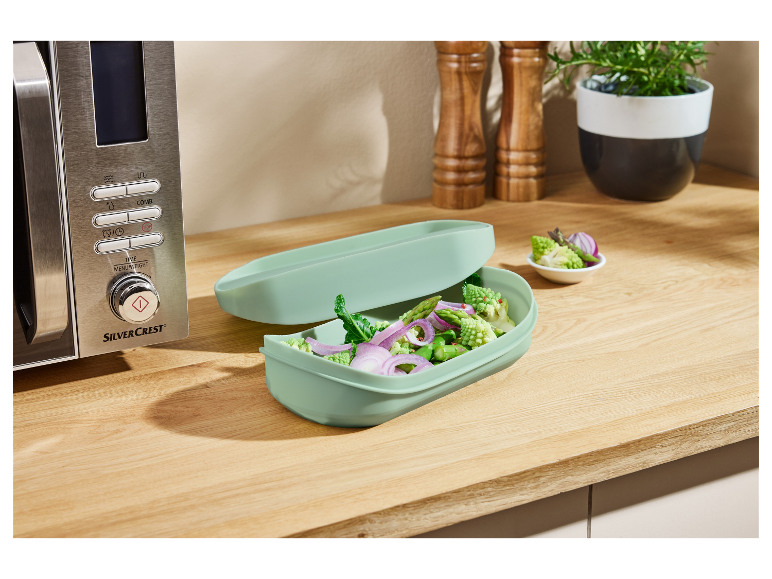 SilverCrest magnetron en een lichtgroene bak met groenten.