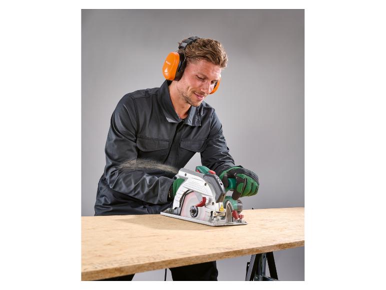 Man met oranje gehoorbeschermers en cirkelzaag zaagt een houten plank.