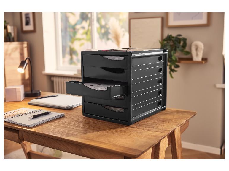 Zwarte bureau-organizer met lades, lamp en kantoorbenodigdheden op een houten tafel.