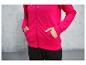 Een roze hoodie met capuchon en zwarte joggingbroek.