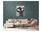 Woonkamer met blauw bladpatroonbehang, beige bank en roze fauteuil.