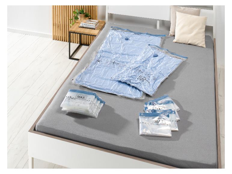 MAX vacuümzakken voor kleding en dekens, op een bed.
