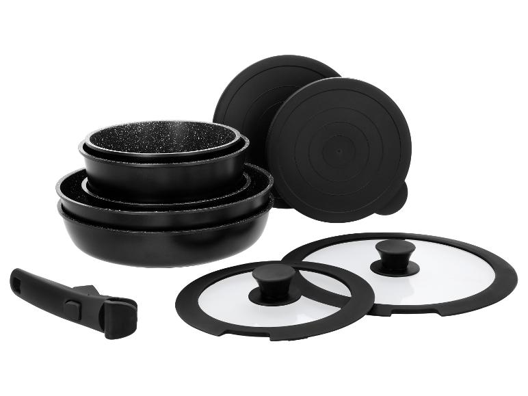 Set zwarte pannen met afneembare handgrepen en siliconen en glazen deksels.