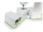Witte naaimachine met groene details, met een open accessoirevak.