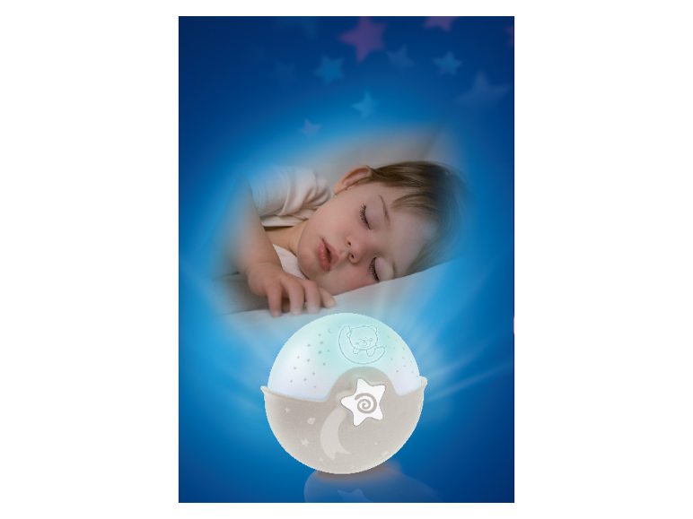 Baby slaapt rustig naast een zacht nachtlampje met sterren.