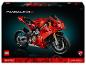 Rood LEGO Technic Ducati Panigale V4 R motorfietsmodel op een zwarte achtergrond.