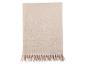 Beige wollen deken met franjes.
