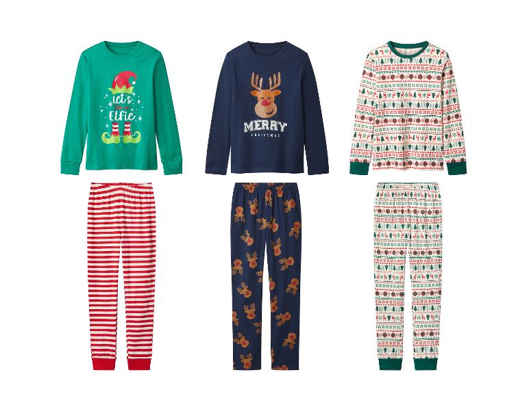 Drie sets kinderkerstpyjama's met elfen-, rendier- en feestelijke patronen.