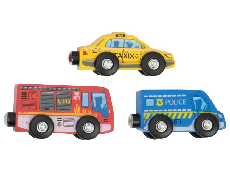 Drie houten speelgoedauto's: een gele taxi, een rode brandweerwagen en een blauwe politieauto.