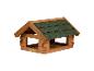 Houten vogelvoederhuisje met groen dak, lijkend op een blokhut.