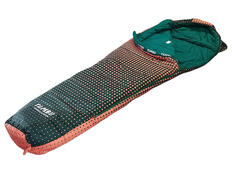 Een groene slaapzak met roze stippen van het merk Tambu.