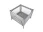 Grijze babybox met gaaszijden en patronen van bomen, wolken en paden.