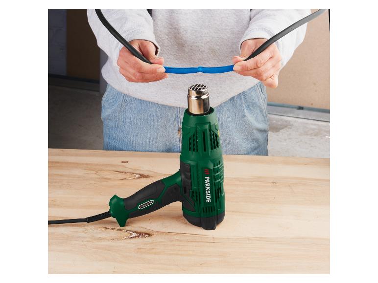 Een groene Parkside-warmtepistool op een houten tafel.