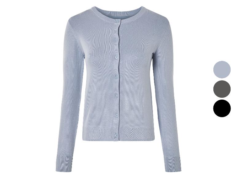 Een lichtblauwe gebreide trui met knopen.