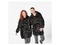 Paar in zachte hooded dekens met zwart-grijs zebraprint