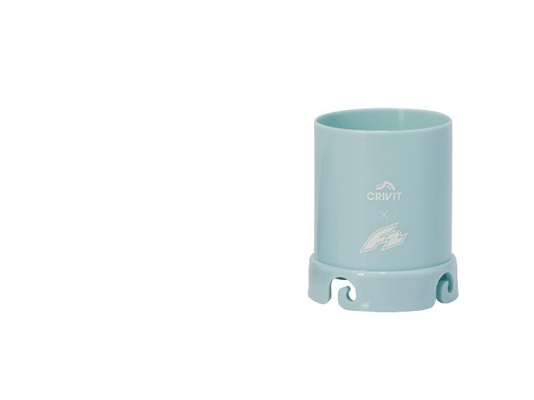Lichtblauwe plastic beker met witte logo's, met een gehaakte basis.
