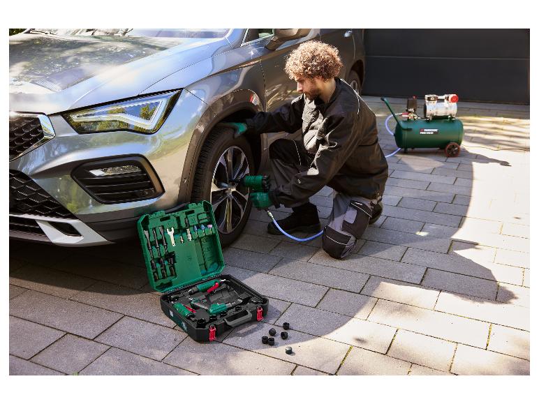 PARKSIDE® persluchtgereedschapsset in gebruik bij het wisselen van een autoband.