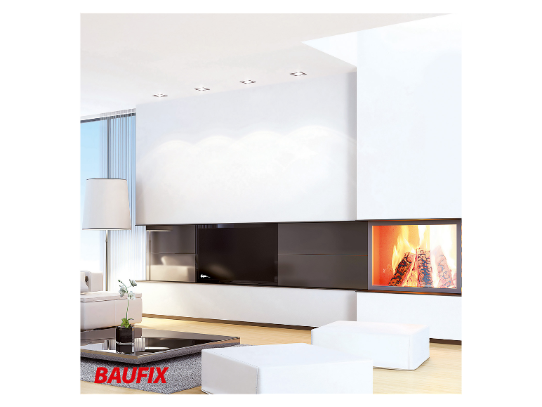 Moderne meubels, inbouwverlichting en een Baufix-haard in een stijlvolle woonkamer.