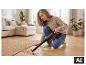 De SILVERCREST® accu-stofzuiger reinigt een houten vloer. [AI-gegenereerde afbeelding]