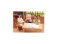 Drie speelgoed dierenfiguren tekenen plannen op een houten tafel.