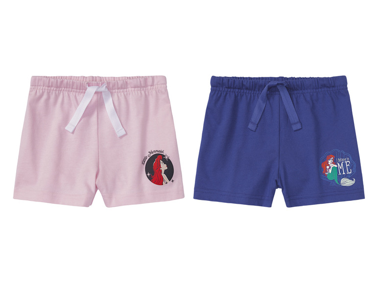 Twee paar roze en blauwe shorts met afbeeldingen van Ariel uit de Kleine Zeemeermin.