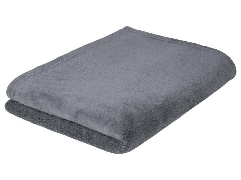 Zachte, grijze fleece dekens.