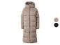 Lange beige pufferjas met capuchon, getoond met kleurstalen voor beige en zwart.