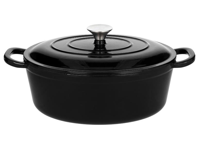 Zwarte gietijzeren pan met handvatten en deksel met zilveren knop.