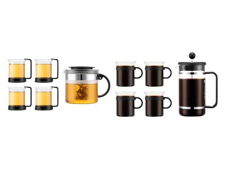 Thee- en koffiezetset: vier theekopjes, een theepot en vier koffiekopjes met een cafetière.
