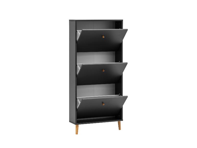 Zwarte schoenenkast met drie kantelbare vakken en houten handgrepen, op houten poten.