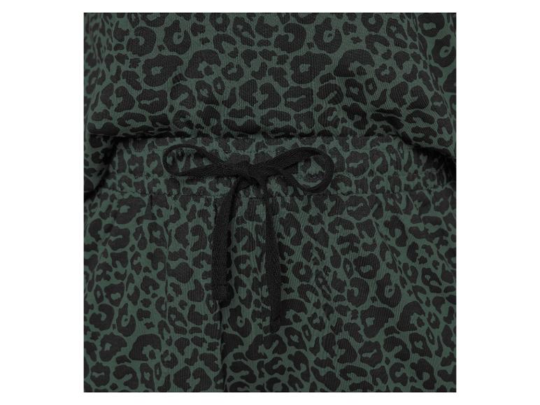 Donkergroene set met luipaardprint: short en top.