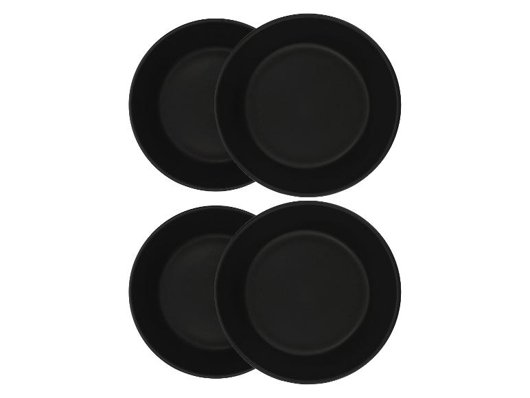 Vier zwarte keramische kommen, in twee paren gerangschikt.