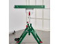Groene werkstandaard met inklapbare poten en wielen voor houtbewerkingsgereedschap.