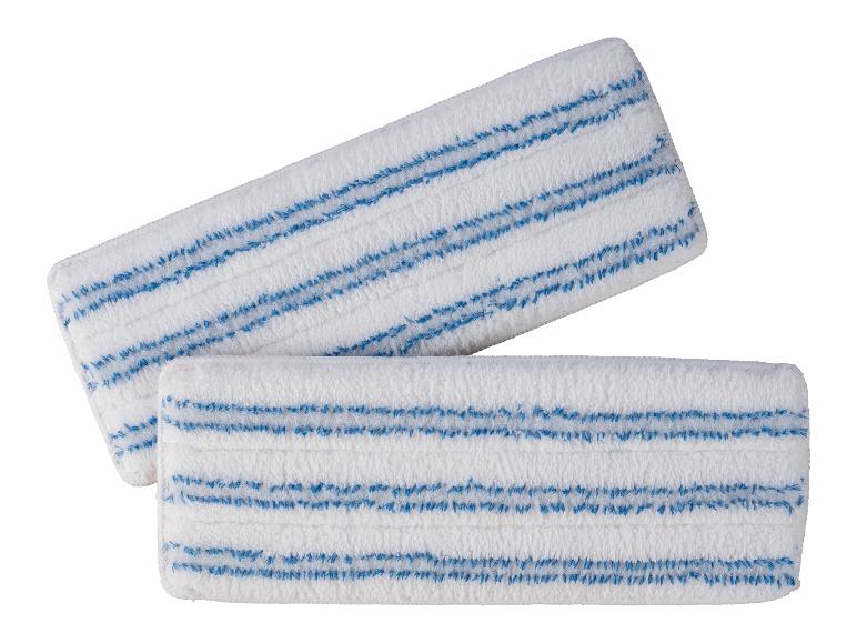 Twee witte dweilhoezen met blauwe strepen.
